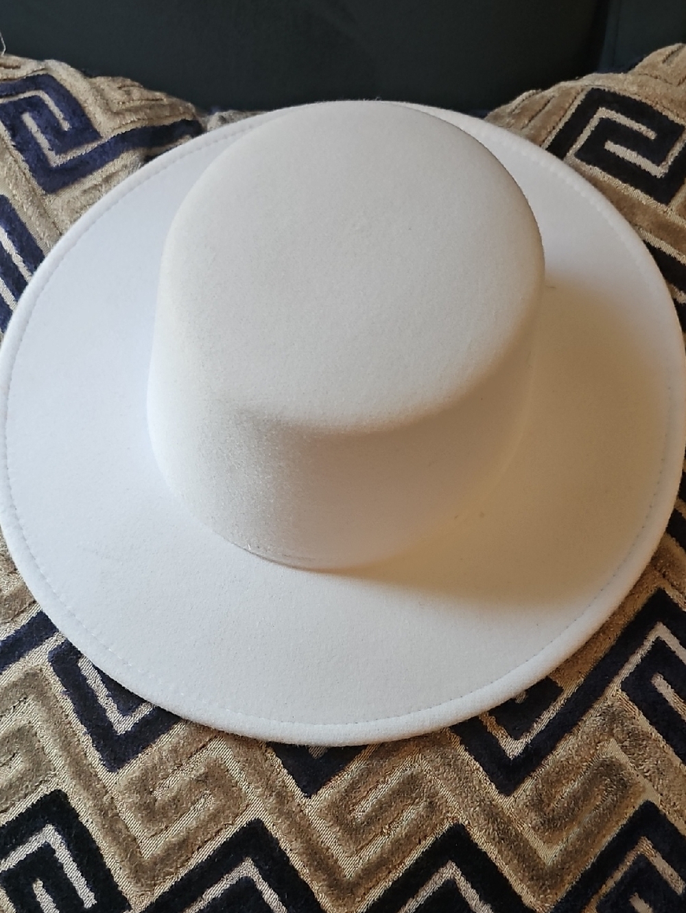 Women’s White Felt Wide-Brim Hat